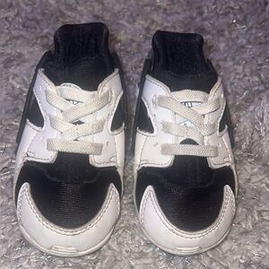 Toddler Kids Black and White Nike
Size 6c